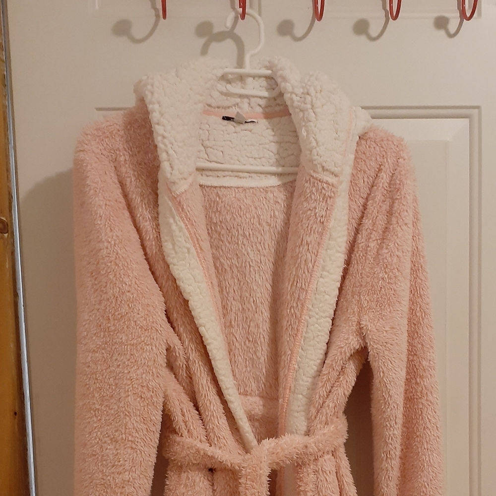 Robe - Picture 2 of 5